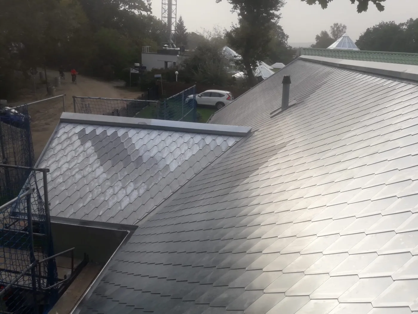 Neu verlegtes Metalldach aus Aluminium-Rautenschindeln