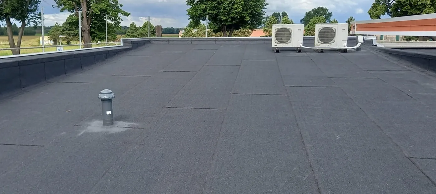 Abgedichtetes Bitumen-Flachdach mit Klimaanlagen-Außengeräten