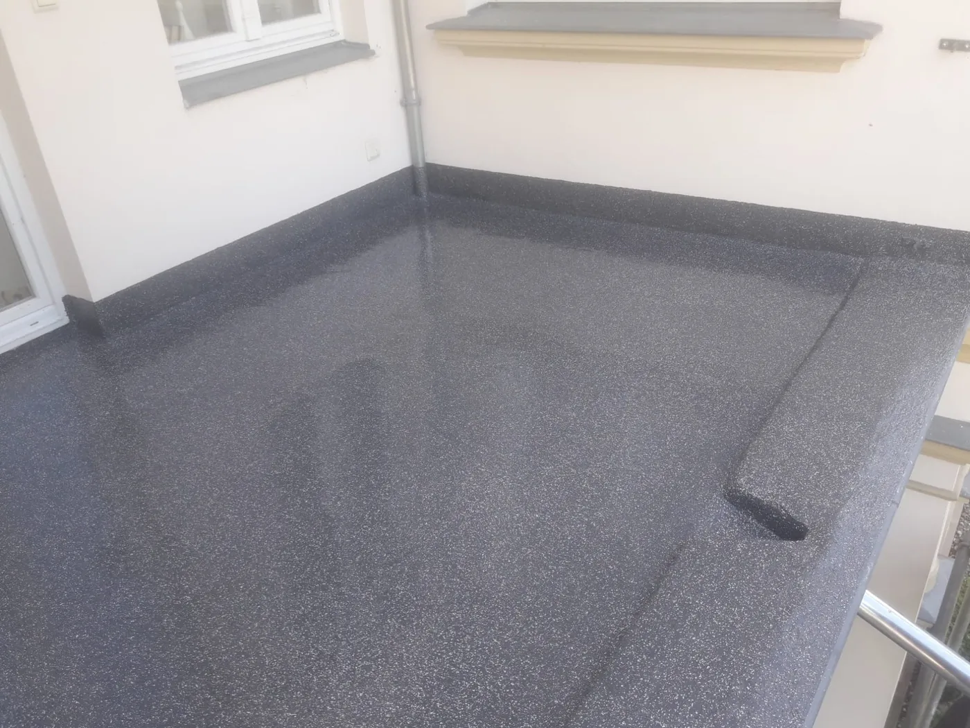 Abgedichtete Balkon- bzw. Terrassenfläche mit Geländer