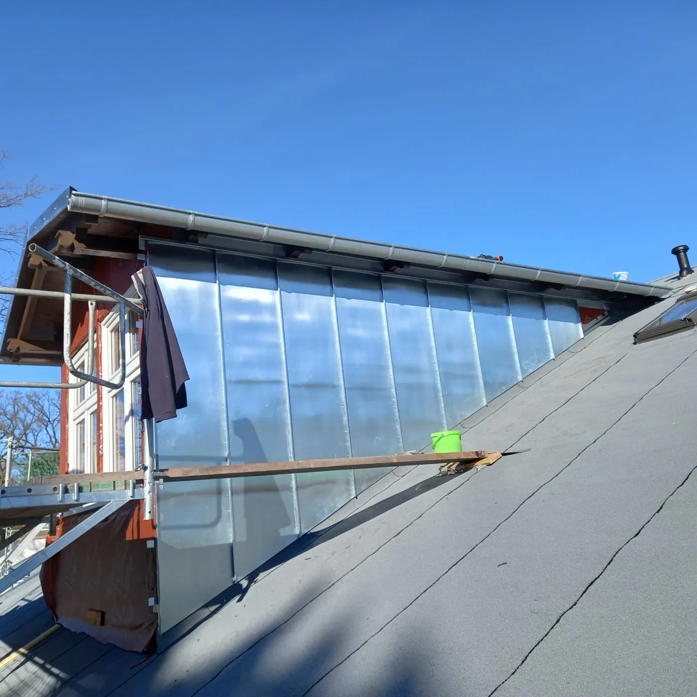 Metallverkleidete Schleppgaube mit Stehfalz an einem Schieferdach